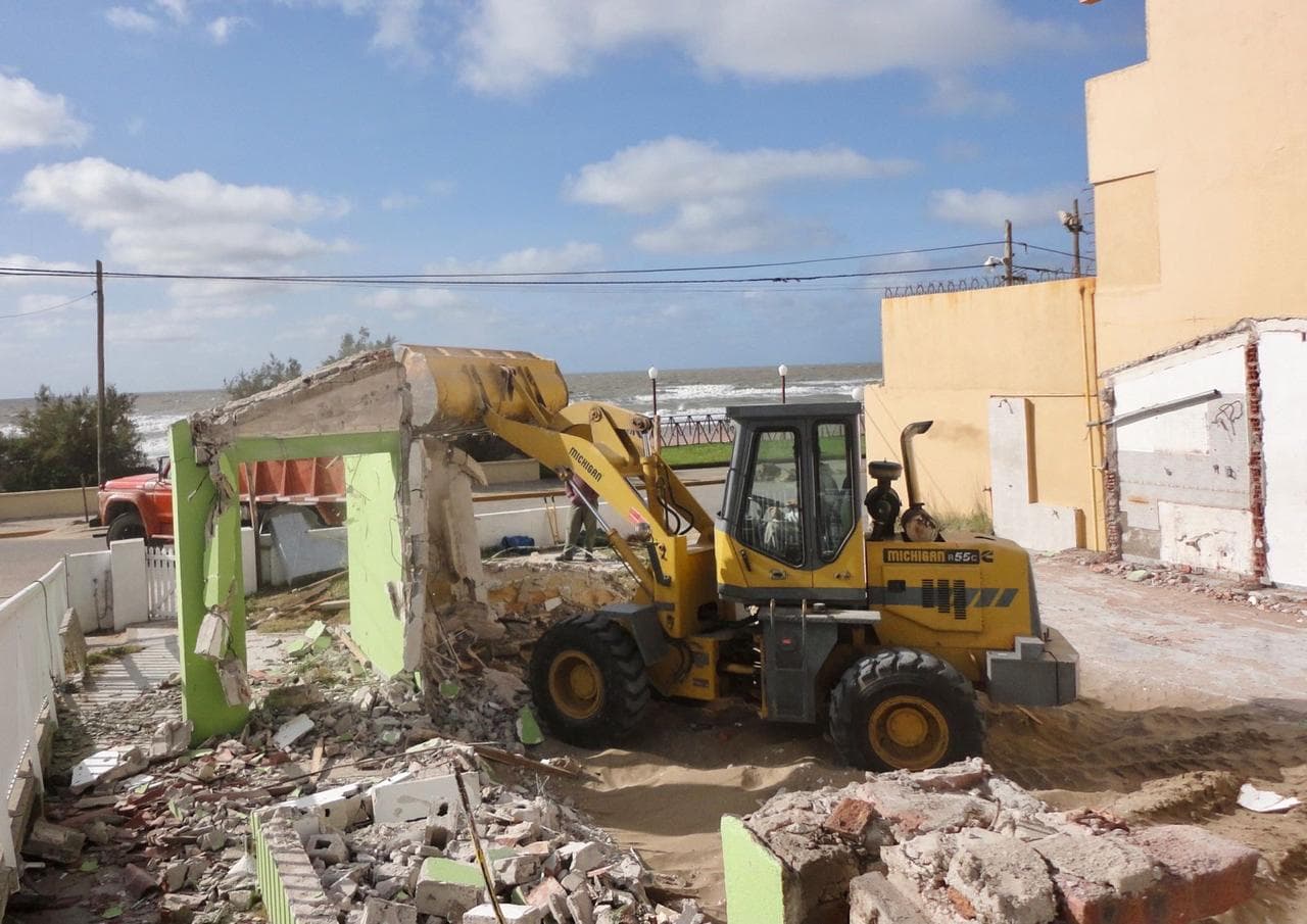 Demolición completa con retiro de escombros y nivelación - Mar de Ajó